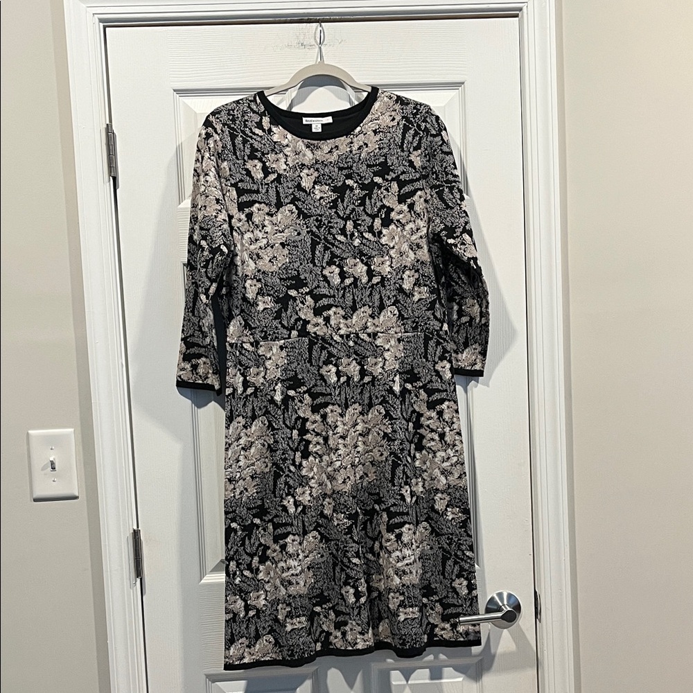 Isaac Mizrahi Live Chic 3/4 Length Sleeve Floral Dress in Black and Cream.